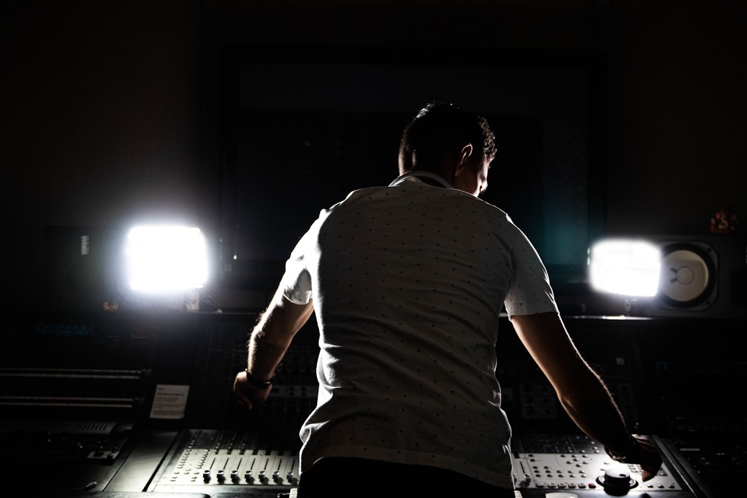 How DJ Mendel Beats Creates Unforgettable Party Atmospheres